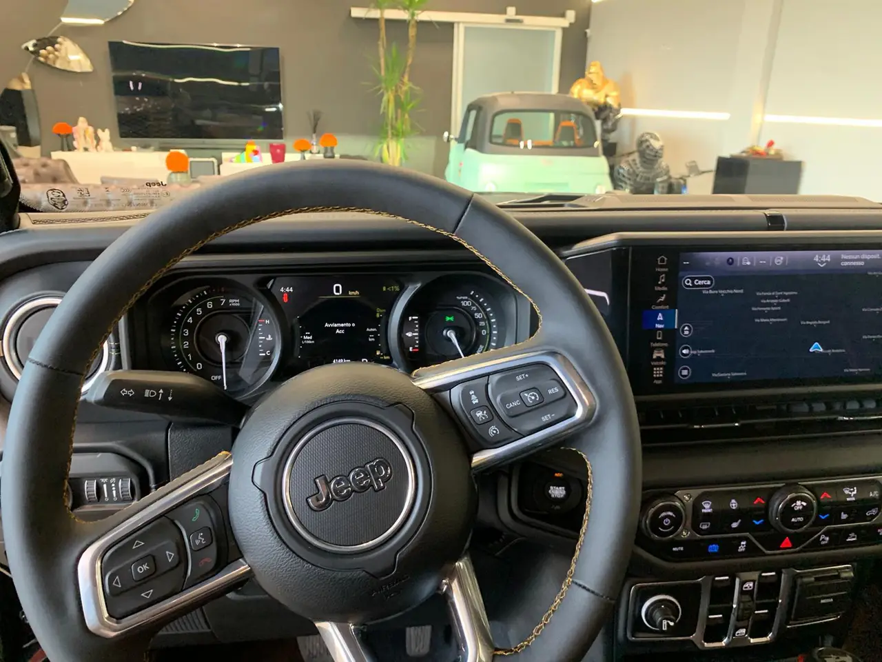Jeep Wrangler 2025, vue avant — Lisbon Luxury Car Rental, Lisbonne. Le Jeep Wrangler 2025 impose sa présence dès le premier regard : une silhouette carrée,…