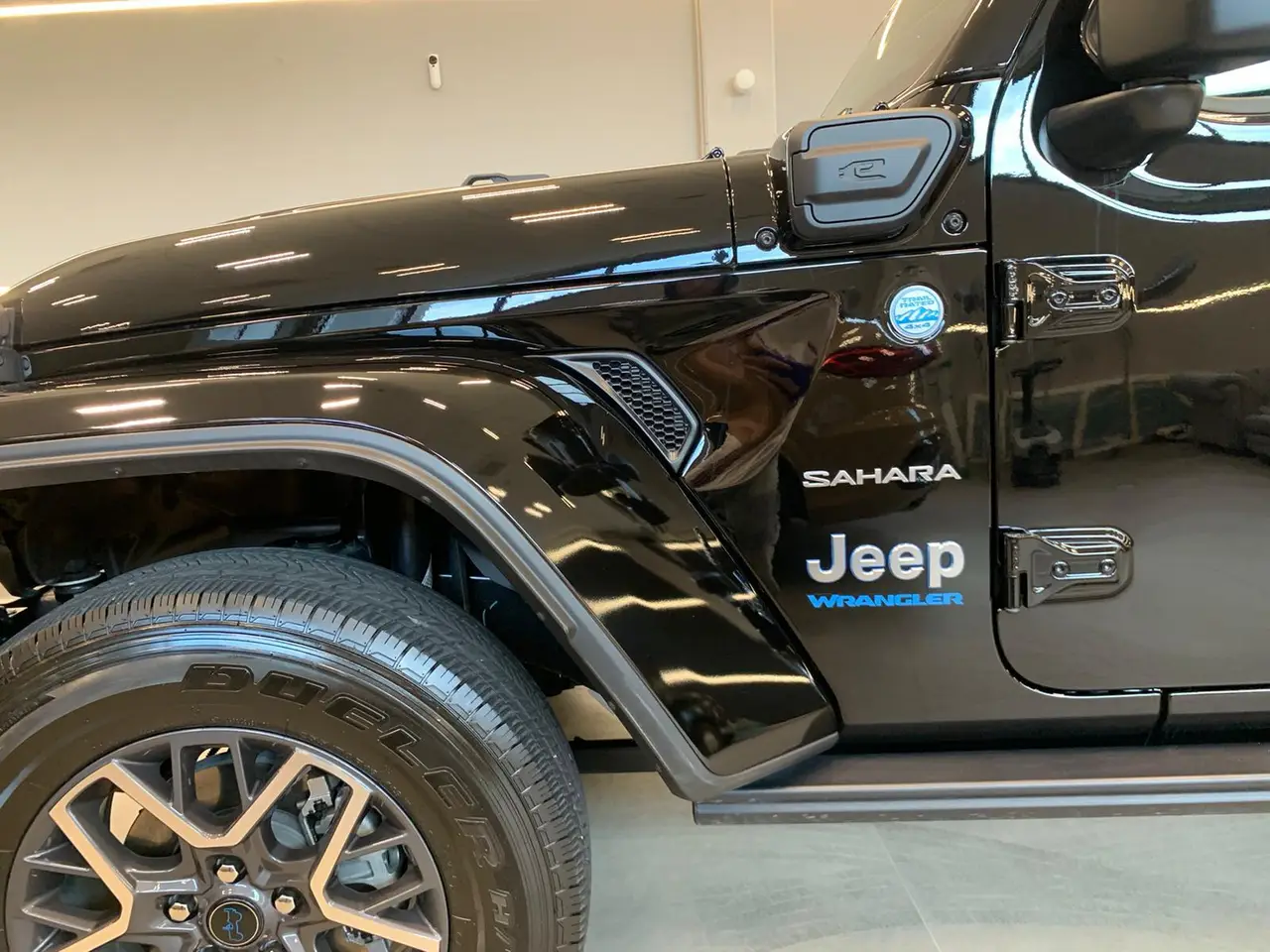 Jeep Wrangler 2025, vue arrière — Lisbon Luxury Car Rental, Lisbonne. Le Jeep Wrangler 2025 impose sa présence dès le premier regard : une silhouette carrée,…