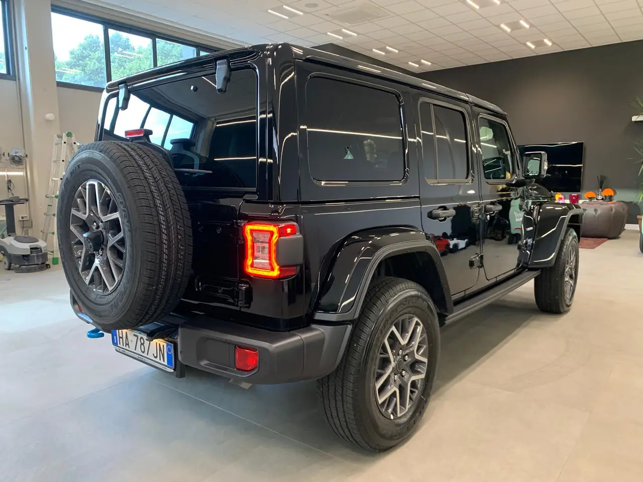 Jeep Wrangler 2025, intérieur — Lisbon Luxury Car Rental, Lisbonne. Le Jeep Wrangler 2025 impose sa présence dès le premier regard : une silhouette carrée,…