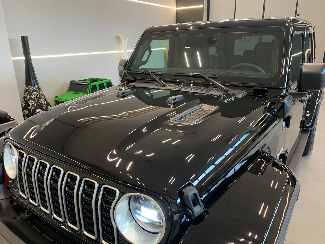 Jeep Wrangler 2025, tableau de bord — Lisbon Luxury Car Rental, Lisbonne. Le Jeep Wrangler 2025 impose sa présence dès le premier regard : une silhouette carrée,…