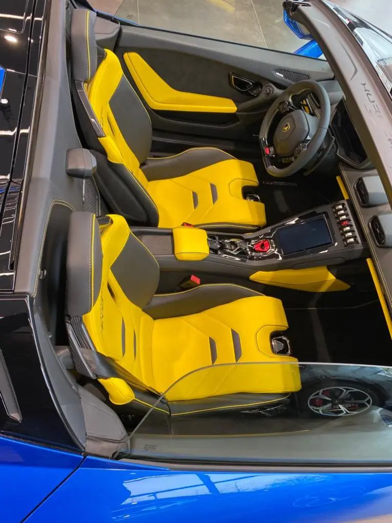 Lamborghini Huracan Evo Spyder 2022, exterior — Lisbon Luxury Car Rental, Lisboa. Techo abierto rumbo a Cascais al amanecer