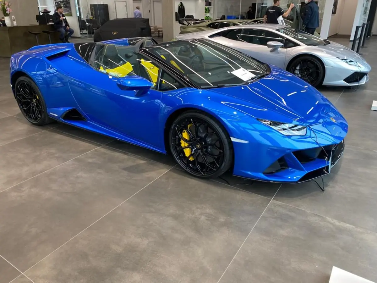 Lamborghini Huracan Evo Spyder 2022, vista frontal — Lisbon Luxury Car Rental, Lisboa. Techo abierto rumbo a Cascais al amanecer