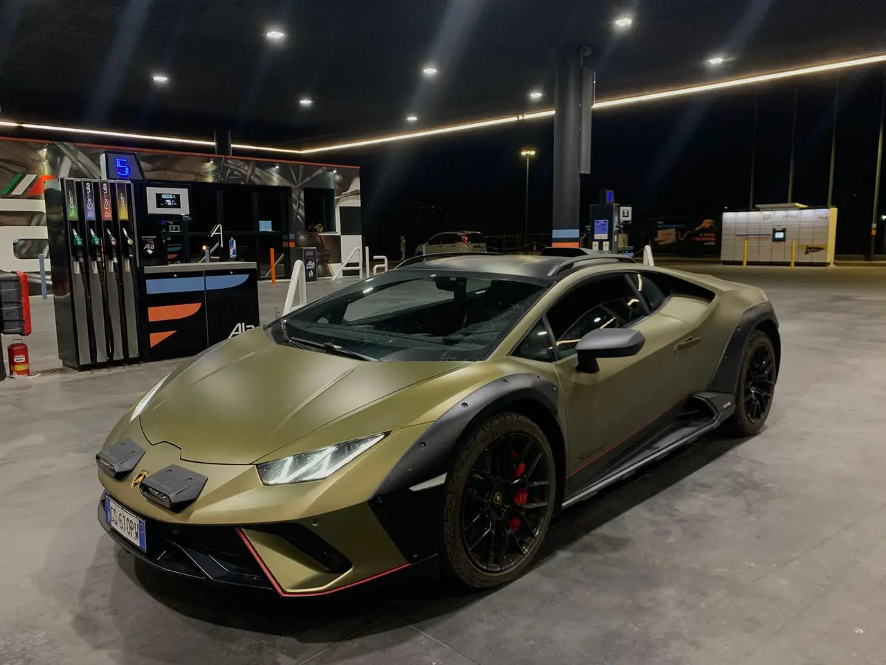 Lamborghini Huracan Sterrato 2024, extérieur — Lisbon Luxury Car Rental, Lisbonne. La Lamborghini Huracán Sterrato ne joue pas le même jeu que les autres supercars du…