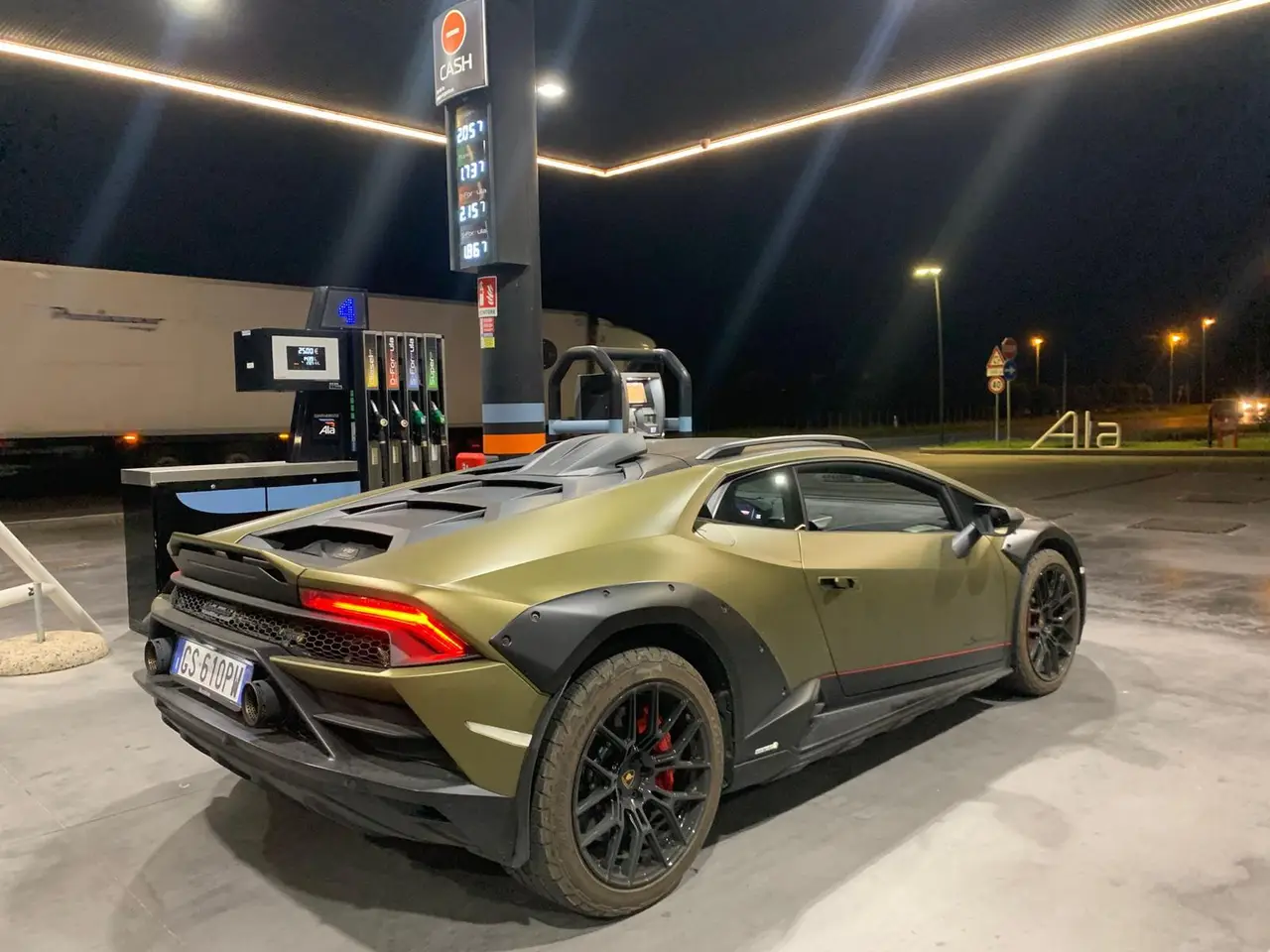 Lamborghini Huracan Sterrato 2024, vue avant — Lisbon Luxury Car Rental, Lisbonne. La Lamborghini Huracán Sterrato ne joue pas le même jeu que les autres supercars du…