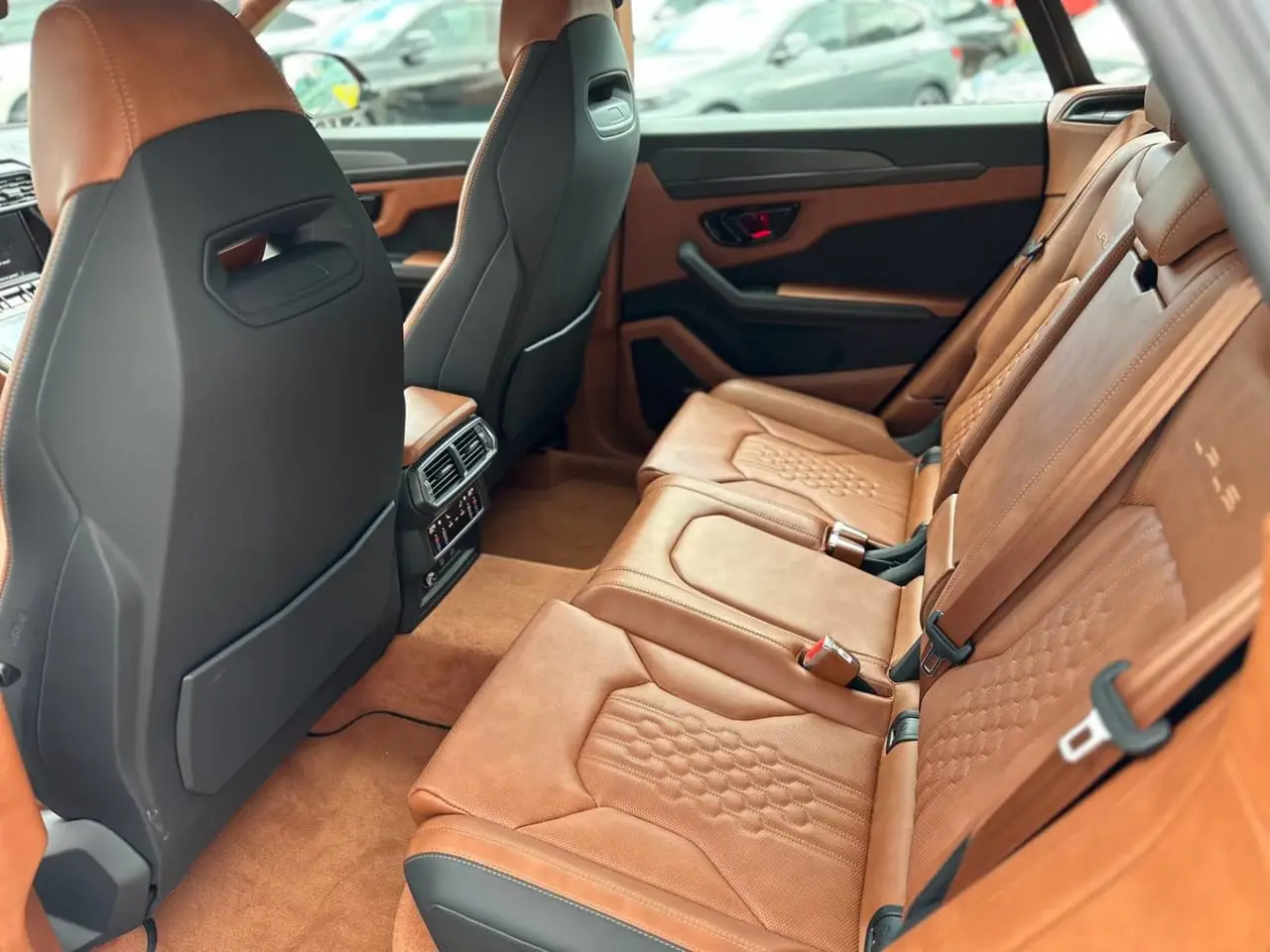 Lamborghini Urus S 2023, exterior — Lisbon Luxury Car Rental, Lisboa. El Lamborghini Urus S combina la altura y las cinco plazas de un todoterreno con una…