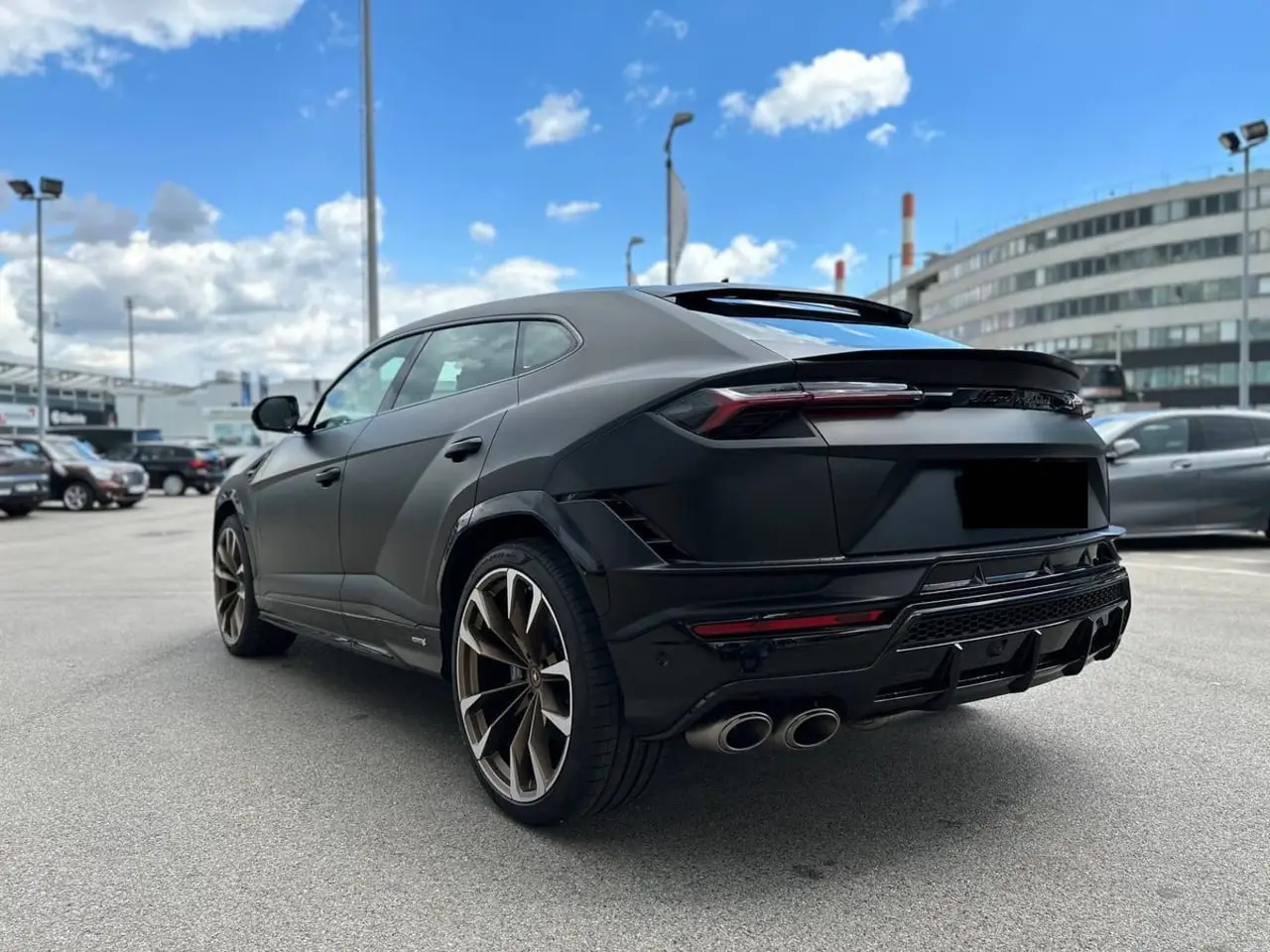 Lamborghini Urus S 2023, vista frontal — Lisbon Luxury Car Rental, Lisboa. El Lamborghini Urus S combina la altura y las cinco plazas de un todoterreno con una…
