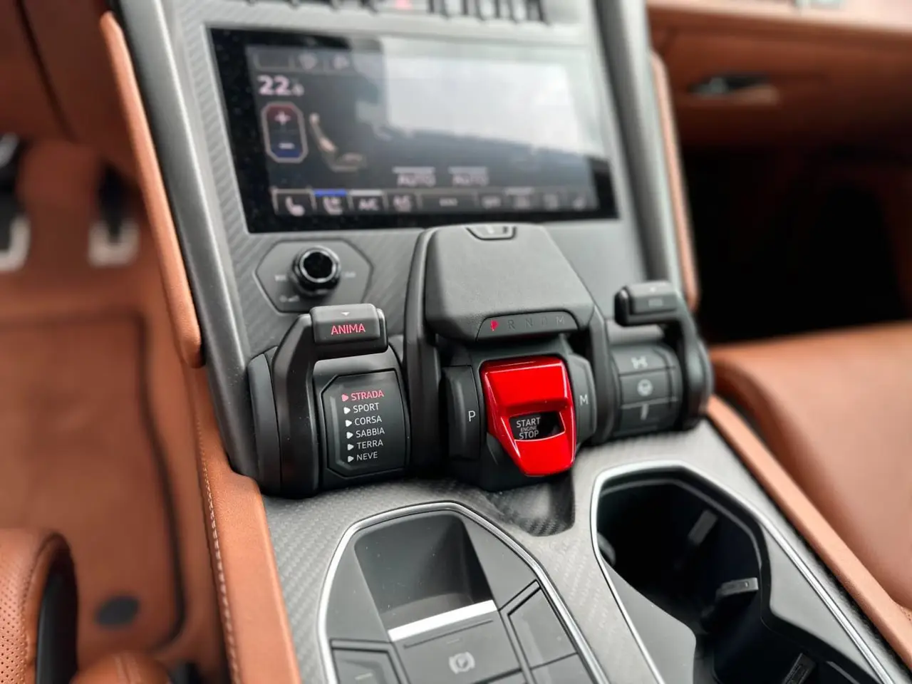 Lamborghini Urus S 2023, interior — Lisbon Luxury Car Rental, Lisboa. El Lamborghini Urus S combina la altura y las cinco plazas de un todoterreno con una…