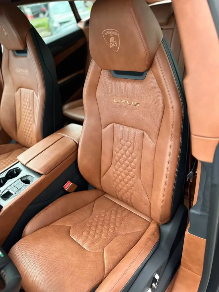 Lamborghini Urus S 2023, salpicadero — Lisbon Luxury Car Rental, Lisboa. El Lamborghini Urus S combina la altura y las cinco plazas de un todoterreno con una…