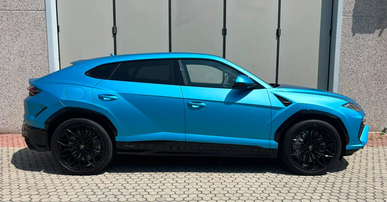 Lamborghini Urus SE 2025, exterior — Lisbon Luxury Car Rental, Lisbon. The Lamborghini Urus SE brings 800 hp and five full seats to a body style most drivers…