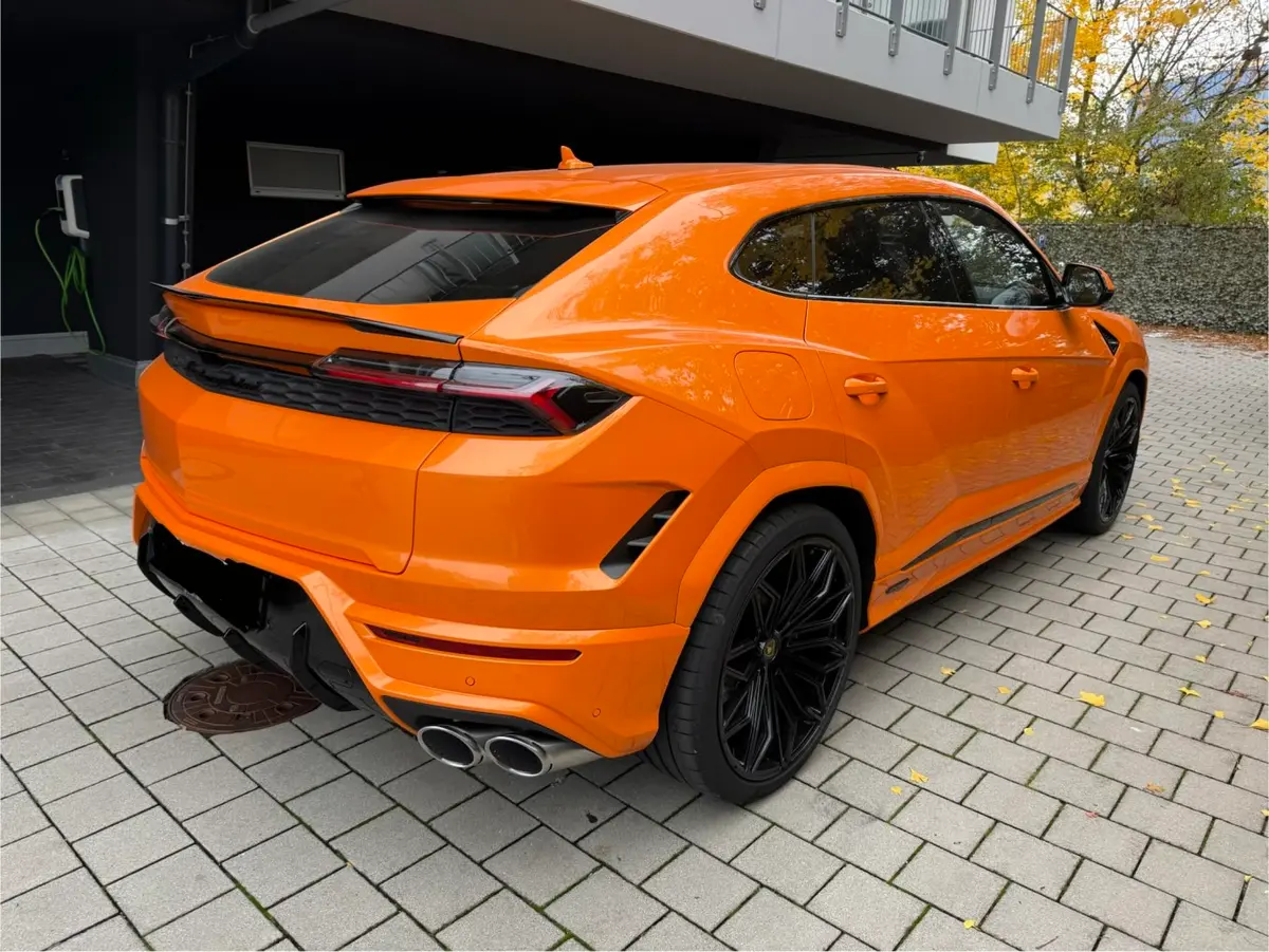 Lamborghini URUS SE 2025, exterior — Lisbon Luxury Car Rental, Lisboa. Rumbo a Arrábida con espacio y potencia de sobra