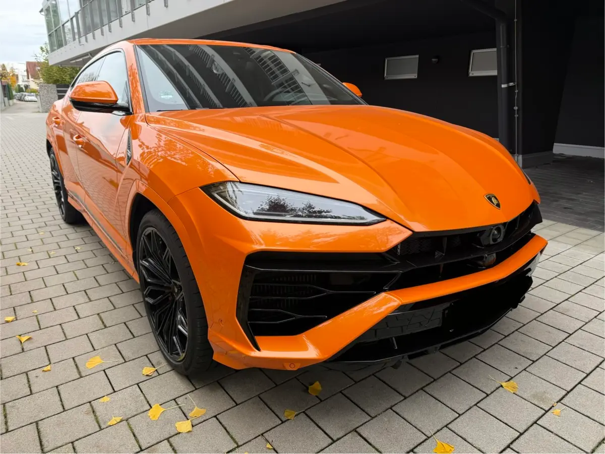 Lamborghini URUS SE 2025, vista frontal — Lisbon Luxury Car Rental, Lisboa. Rumbo a Arrábida con espacio y potencia de sobra