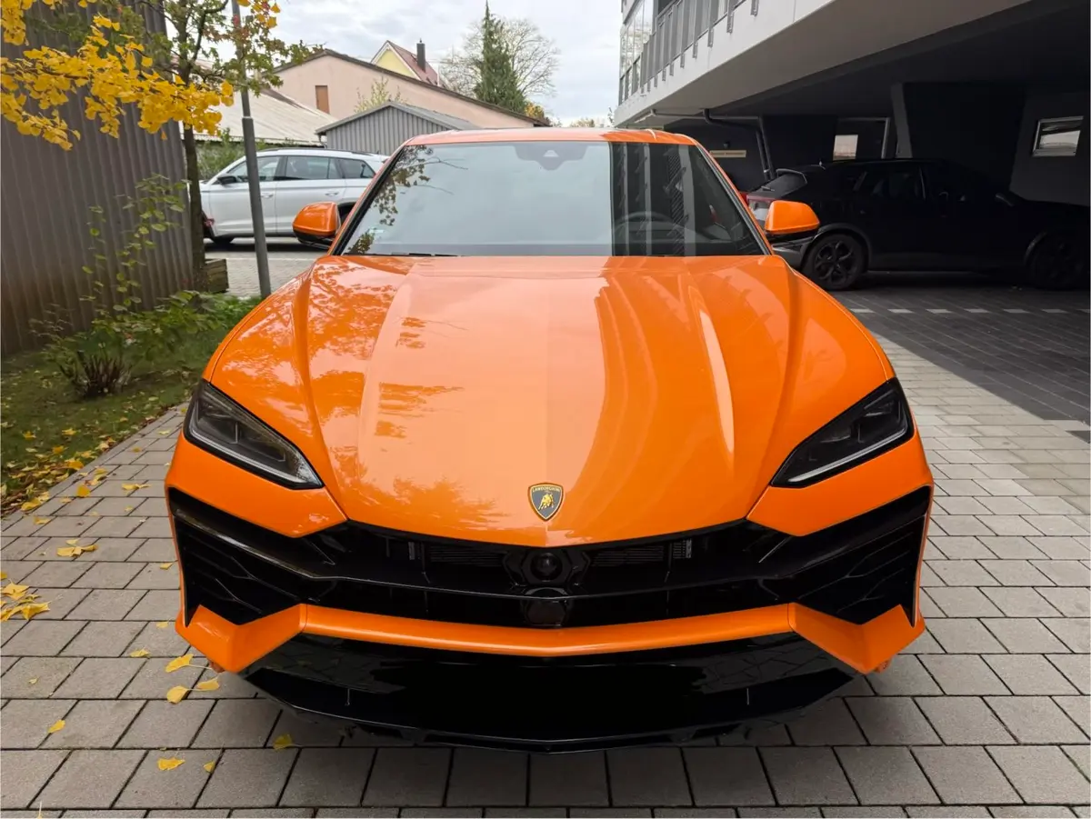 Lamborghini URUS SE 2025, vista trasera — Lisbon Luxury Car Rental, Lisboa. Rumbo a Arrábida con espacio y potencia de sobra