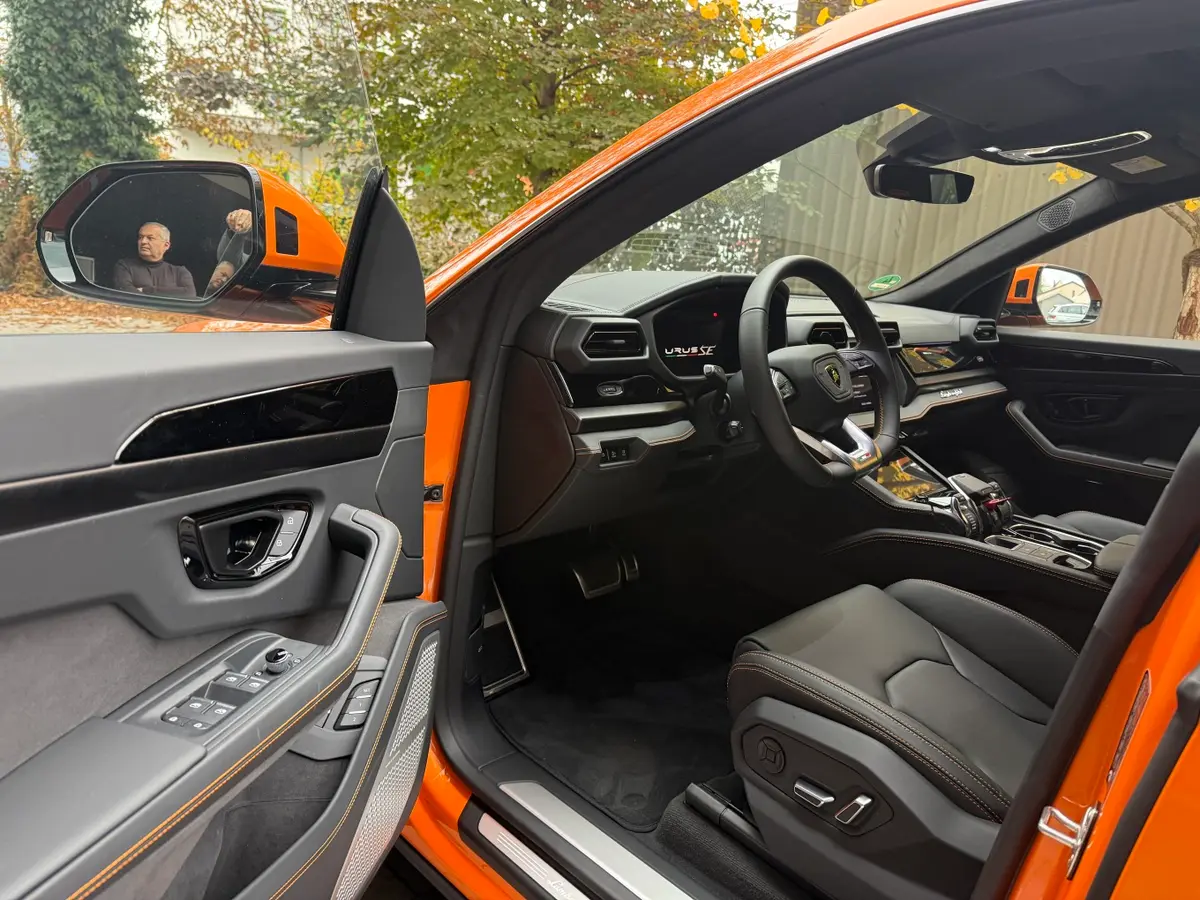 Lamborghini URUS SE 2025, interior — Lisbon Luxury Car Rental, Lisboa. Rumbo a Arrábida con espacio y potencia de sobra