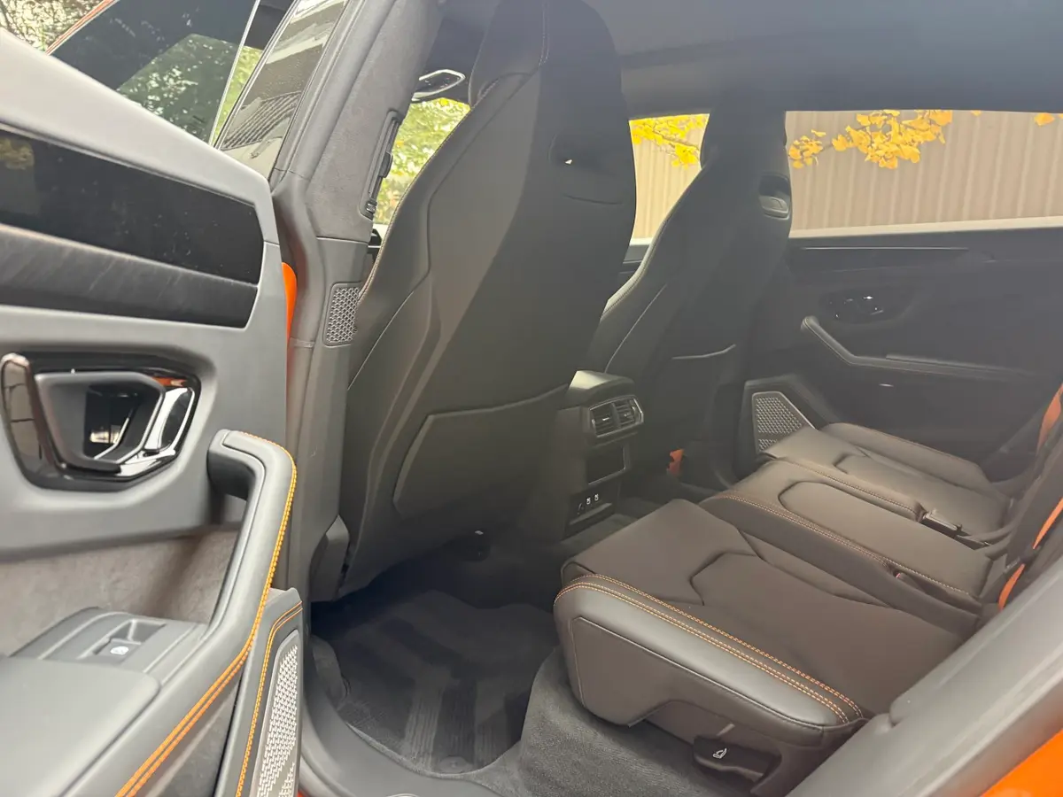 Lamborghini URUS SE 2025, salpicadero — Lisbon Luxury Car Rental, Lisboa. Rumbo a Arrábida con espacio y potencia de sobra