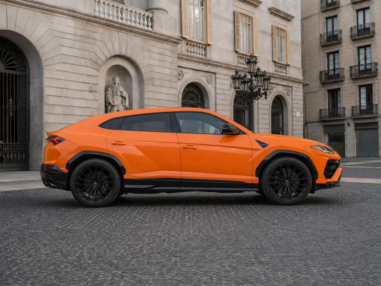 Lamborghini URUS SE 2025, front view — Lisbon Luxury Car Rental, Lisbon. The Lamborghini URUS SE occupies a category of its own: a five-seat SUV built by a marque…