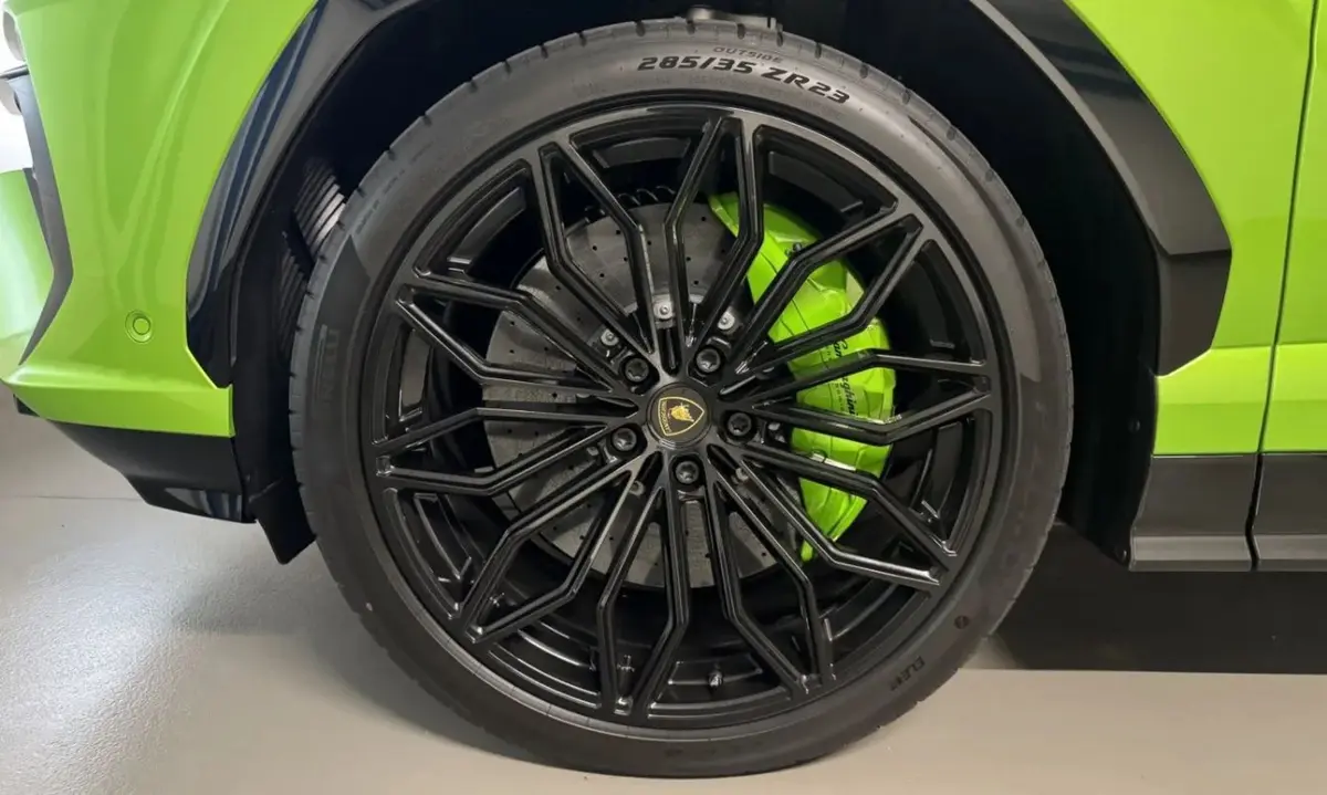 Lamborghini Urus SE 2026, exterior — Lisbon Luxury Car Rental, Lisboa. Rumbo a Arrábida, con espacio y potencia sobrados