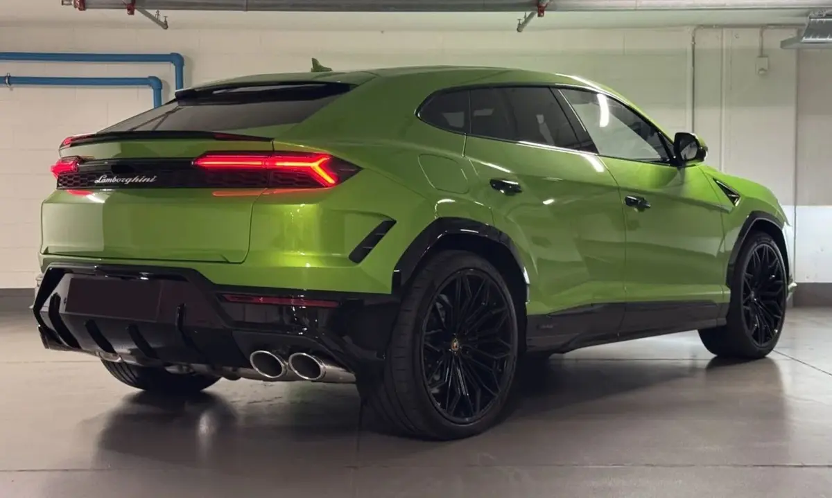 Lamborghini Urus SE 2026, vista frontal — Lisbon Luxury Car Rental, Lisboa. Rumbo a Arrábida, con espacio y potencia sobrados