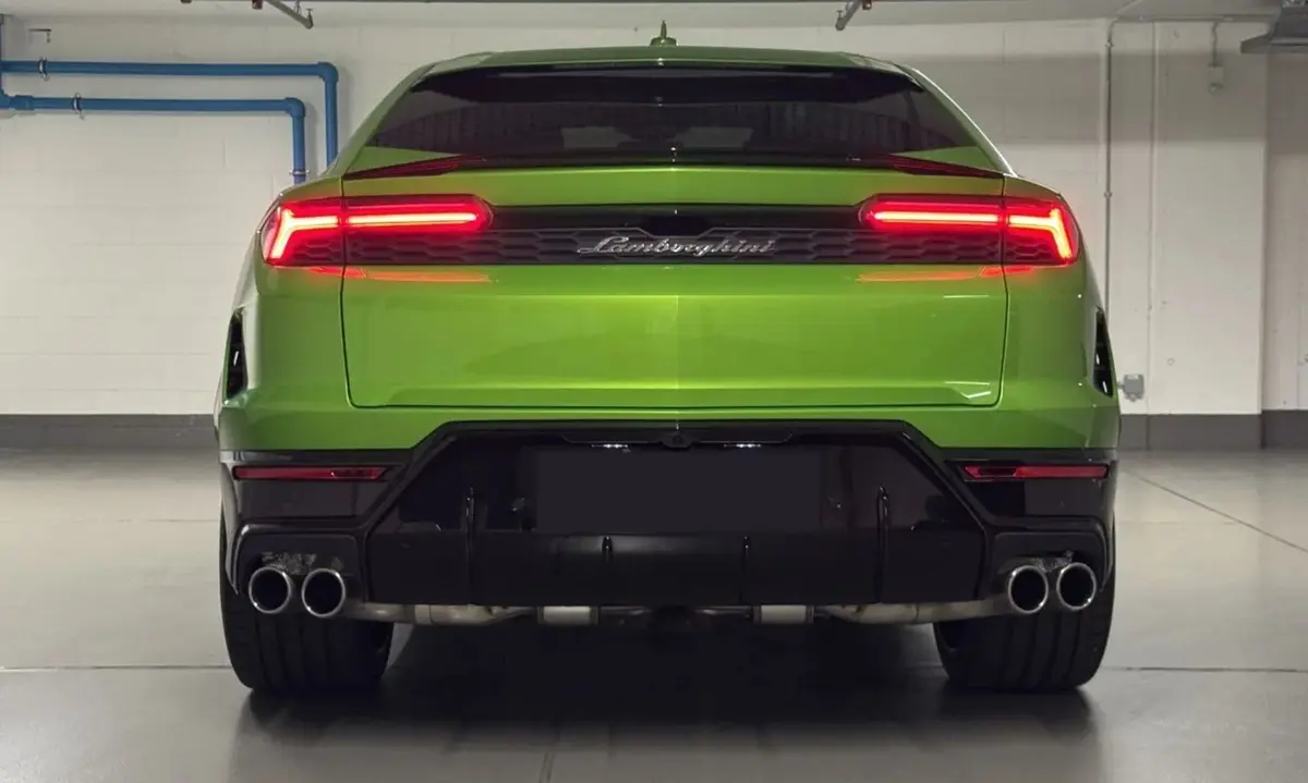 Lamborghini Urus SE 2026, vista trasera — Lisbon Luxury Car Rental, Lisboa. Rumbo a Arrábida, con espacio y potencia sobrados