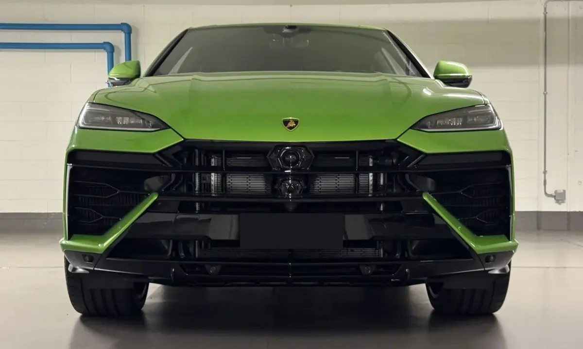 Lamborghini Urus SE 2026, interior — Lisbon Luxury Car Rental, Lisboa. Rumbo a Arrábida, con espacio y potencia sobrados