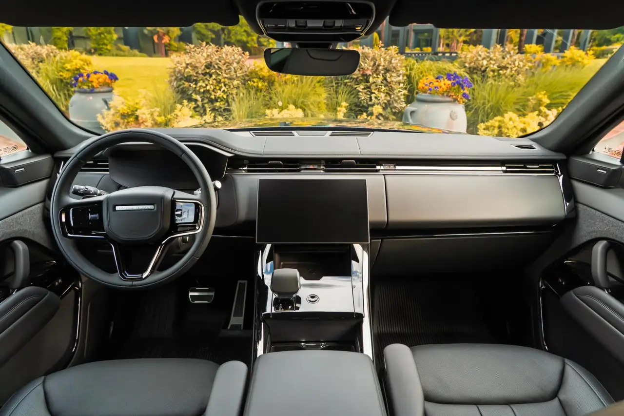 Land Rover Range Rover Sport Dynamic SE 2025, exterior — Lisbon Luxury Car Rental, Lisbon. The 2025 Range Rover Sport Dynamic SE brings 360 hp to a chassis built for comfort…
