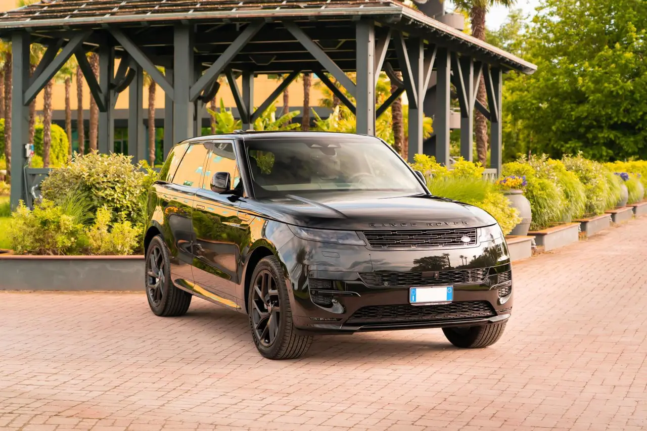 Land Rover Range Rover Sport Dynamic SE 2025, front view — Lisbon Luxury Car Rental, Lisbon. The 2025 Range Rover Sport Dynamic SE brings 360 hp to a chassis built for comfort…