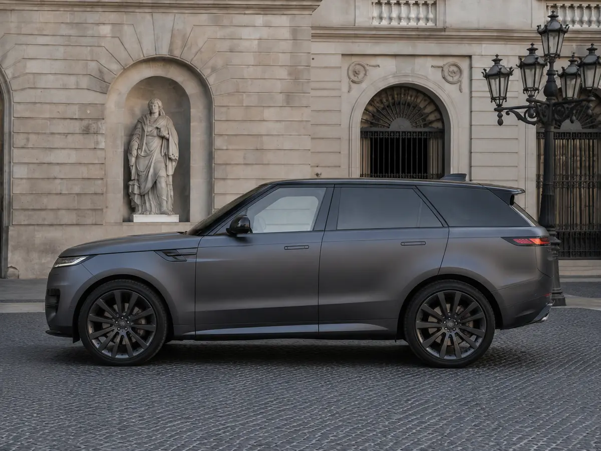 Land Rover Range Rover Sport Dynamic SE 2025, exterior — Lisbon Luxury Car Rental, Lisbon. The 2025 Range Rover Sport Dynamic SE brings 360 hp to a chassis built for comfort…