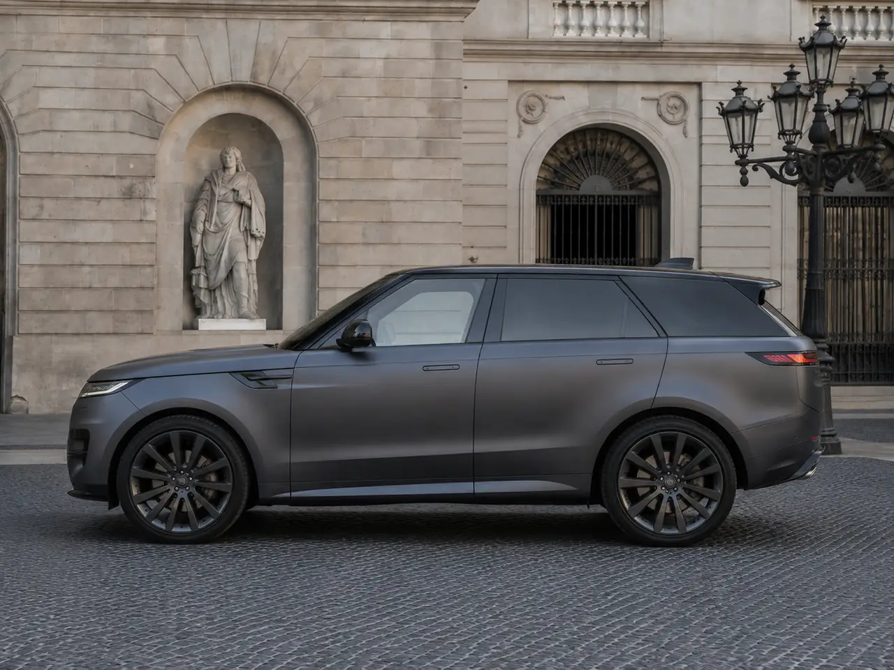 Land Rover Range Rover Sport Dynamic SE 2025, exterior — Lisbon Luxury Car Rental, Lisbon. The 2025 Range Rover Sport Dynamic SE brings 360 hp to a chassis built for comfort…