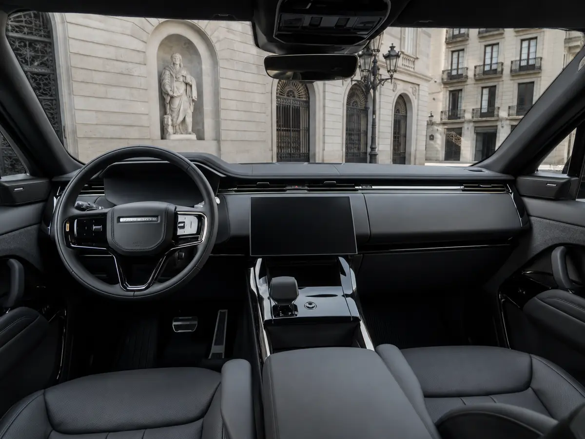 Land Rover Range Rover Sport Dynamic SE 2025, interior — Lisbon Luxury Car Rental, Lisbon. The 2025 Range Rover Sport Dynamic SE brings 360 hp to a chassis built for comfort…