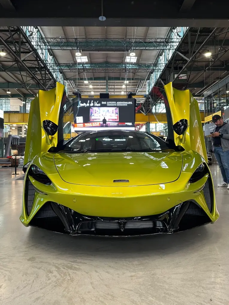McLaren Artura Spider 2024, exterior — Lisbon Luxury Car Rental, Lisboa. Techo abierto rumbo a la costa de Cascais