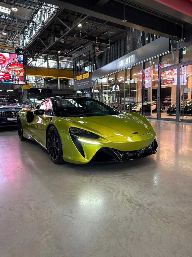 McLaren Artura Spider 2024, vista frontal — Lisbon Luxury Car Rental, Lisboa. Techo abierto rumbo a la costa de Cascais