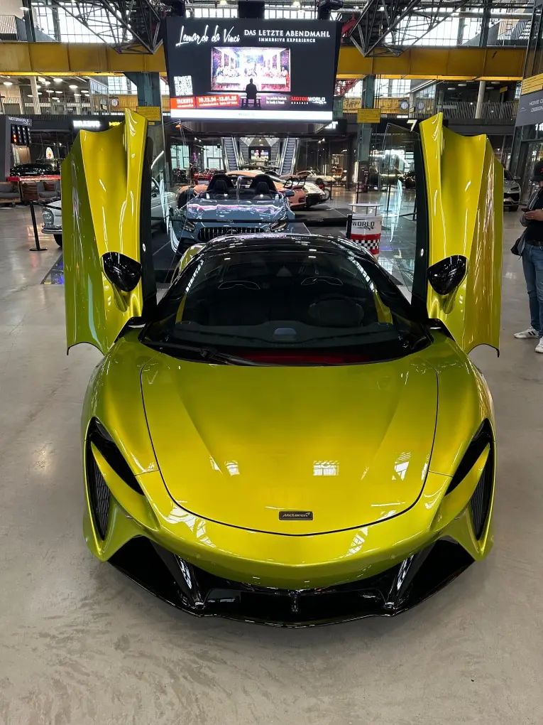 McLaren Artura Spider 2024, vista trasera — Lisbon Luxury Car Rental, Lisboa. Techo abierto rumbo a la costa de Cascais