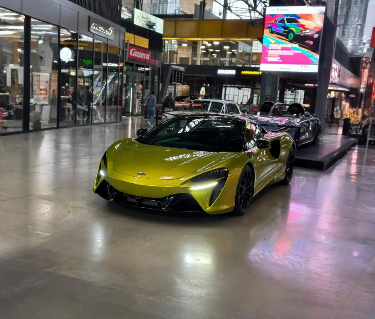 McLaren Artura Spider 2024, interior — Lisbon Luxury Car Rental, Lisboa. Techo abierto rumbo a la costa de Cascais