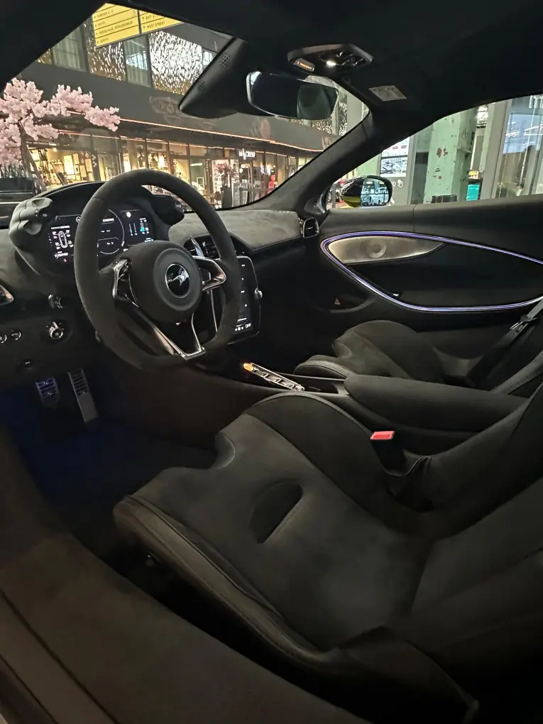 McLaren Artura Spider 2024, salpicadero — Lisbon Luxury Car Rental, Lisboa. Techo abierto rumbo a la costa de Cascais