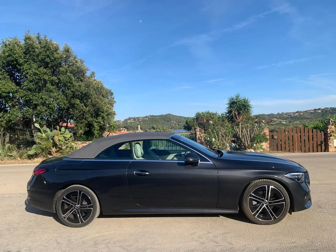 Mercedes Benz CLE Cabrio 2025, extérieur — Lisbon Luxury Car Rental, Lisbonne. Le Mercedes Benz CLE Cabrio 2025 tient un équilibre net entre sportivité mesurée et…