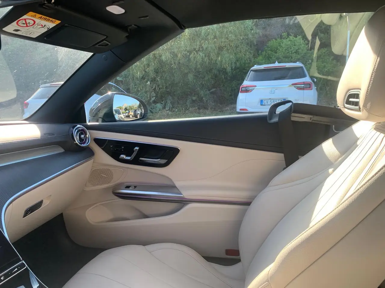 Mercedes Benz CLE Cabrio 2025, vue avant — Lisbon Luxury Car Rental, Lisbonne. Le Mercedes Benz CLE Cabrio 2025 tient un équilibre net entre sportivité mesurée et…