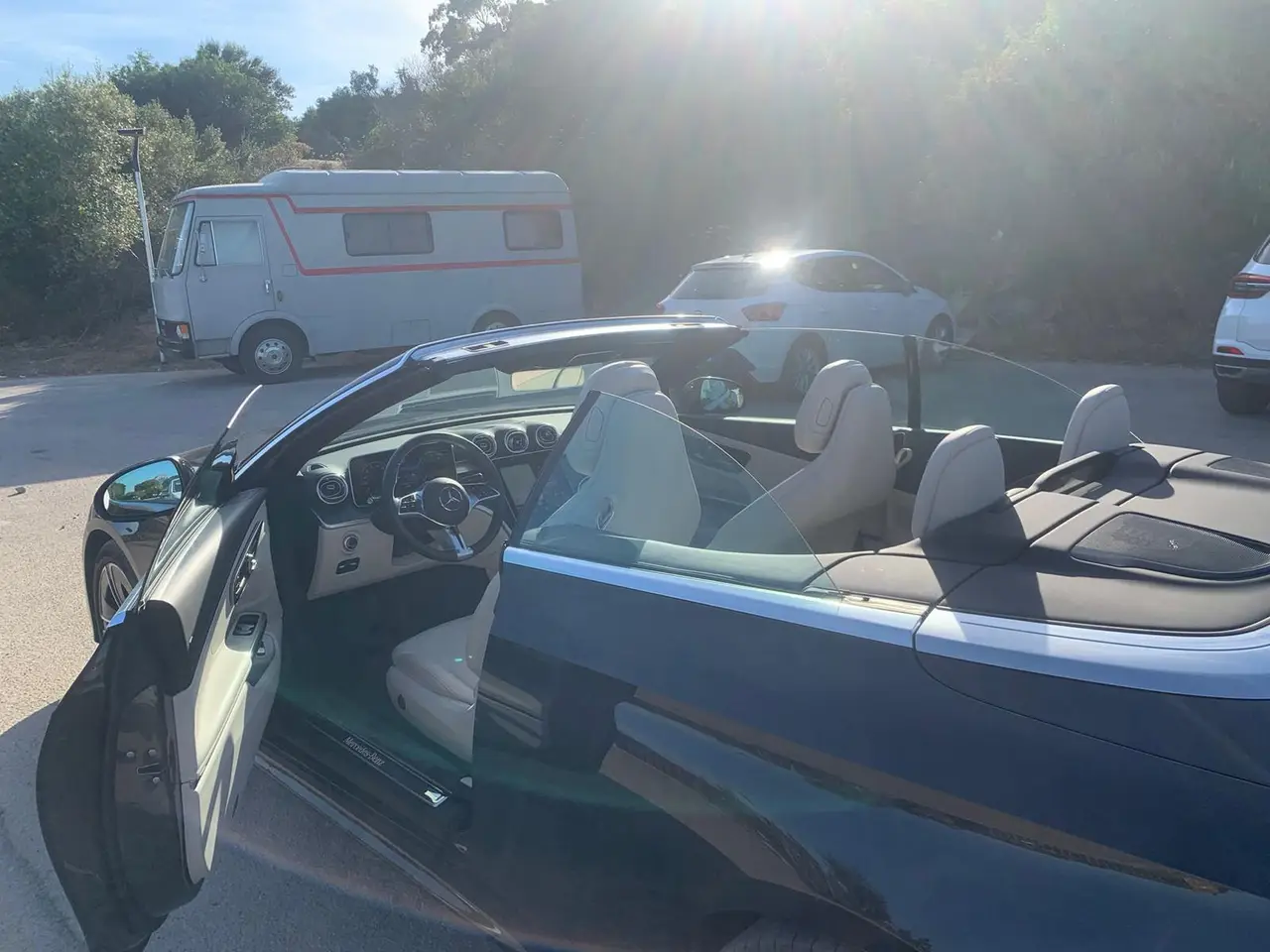 Mercedes Benz CLE Cabrio 2025, vue arrière — Lisbon Luxury Car Rental, Lisbonne. Le Mercedes Benz CLE Cabrio 2025 tient un équilibre net entre sportivité mesurée et…