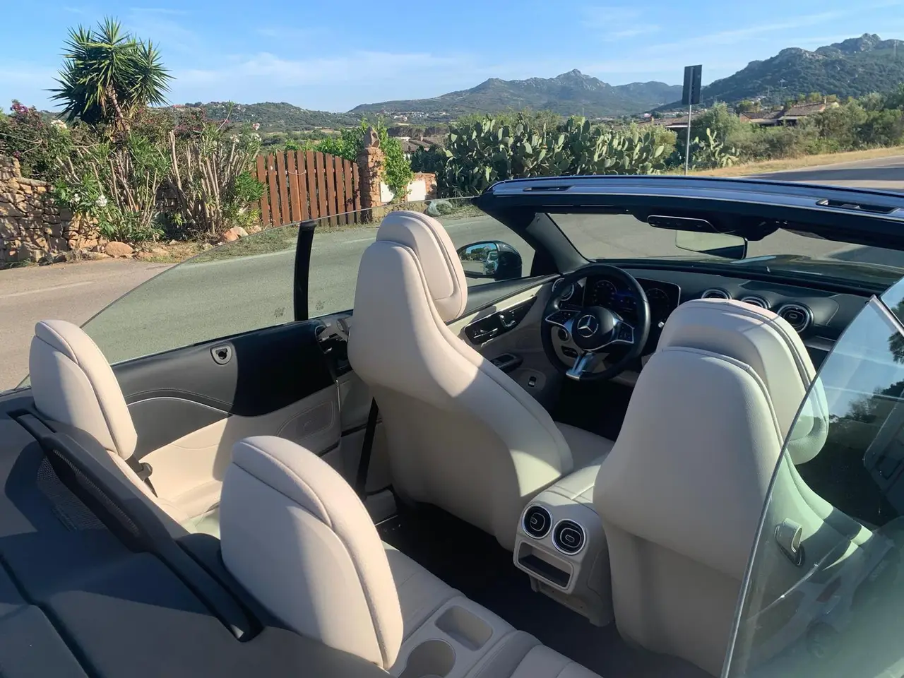Mercedes Benz CLE Cabrio 2025, intérieur — Lisbon Luxury Car Rental, Lisbonne. Le Mercedes Benz CLE Cabrio 2025 tient un équilibre net entre sportivité mesurée et…
