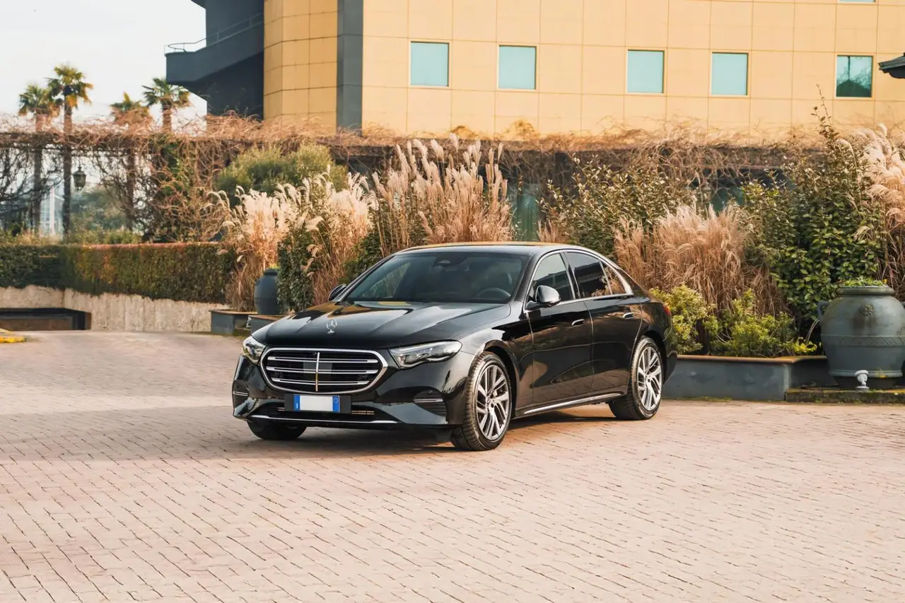Mercedes Benz E-klasse 220d Premium Plus 2026, exterior — Lisbon Luxury Car Rental, Lisboa. El Mercedes-Benz E-Klasse 220d Premium Plus de 2026 propone una experiencia de conducción…