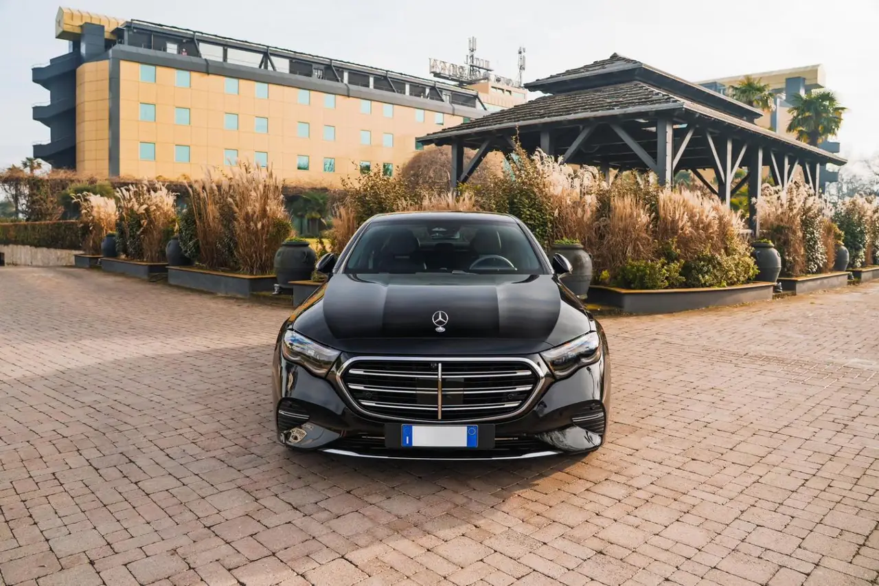Mercedes Benz E-klasse 220d Premium Plus 2026, vista frontal — Lisbon Luxury Car Rental, Lisboa. El Mercedes-Benz E-Klasse 220d Premium Plus de 2026 propone una experiencia de conducción…
