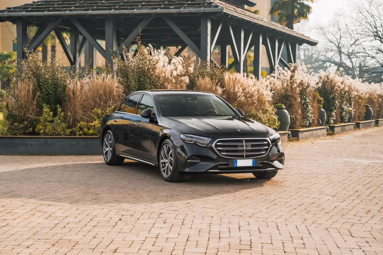 Mercedes Benz E-klasse 220d Premium Plus 2026, vista trasera — Lisbon Luxury Car Rental, Lisboa. El Mercedes-Benz E-Klasse 220d Premium Plus de 2026 propone una experiencia de conducción…