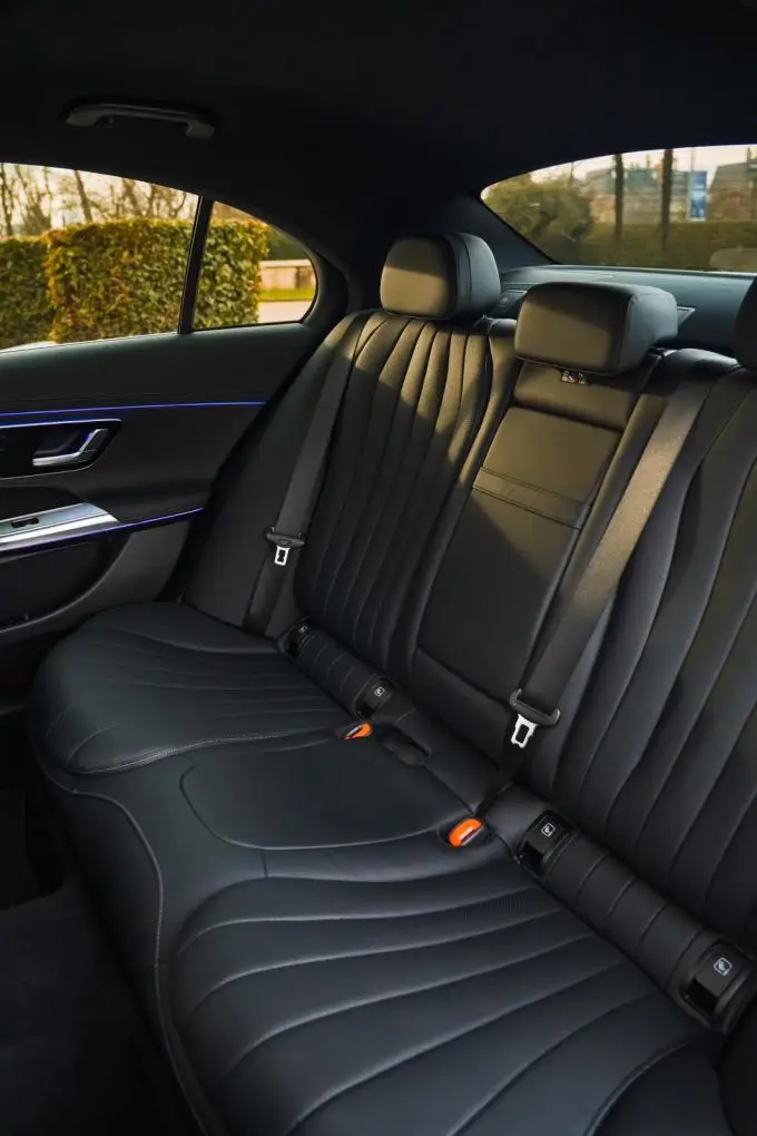 Mercedes Benz E-klasse 220d Premium Plus 2026, interior — Lisbon Luxury Car Rental, Lisboa. El Mercedes-Benz E-Klasse 220d Premium Plus de 2026 propone una experiencia de conducción…