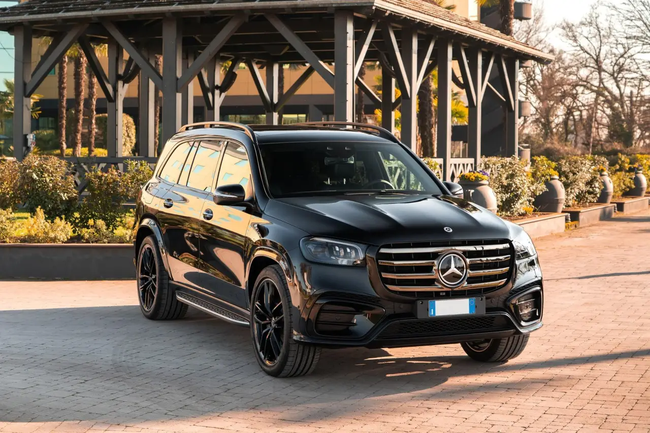 Mercedes Benz GLS-klasse 350 D Exclusive 7 Posti 2025, front view — Lisbon Luxury Car Rental, Lisbon. The Mercedes-Benz GLS 350d Exclusive brings genuine seven-seat capacity to a segment…