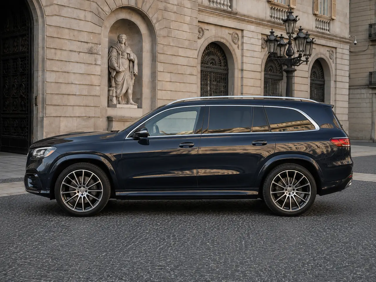 Mercedes Benz GLS-klasse 350 D Exclusive 7 Posti 2025, exterior — Lisbon Luxury Car Rental, Lisbon. The Mercedes-Benz GLS 350d Exclusive brings genuine seven-seat capacity to a segment…
