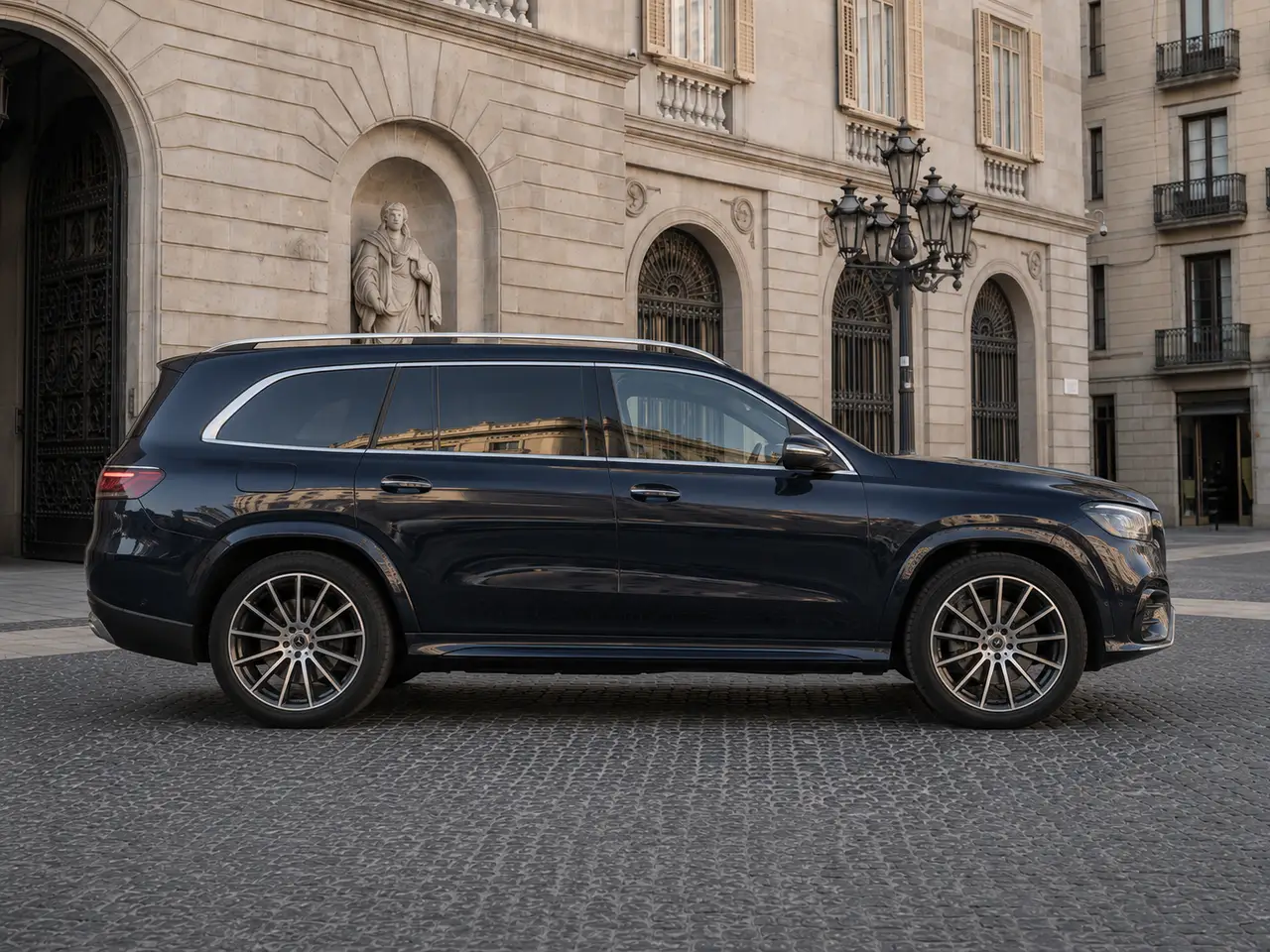 Mercedes Benz GLS-klasse 350 D Exclusive 7 Posti 2025, front view — Lisbon Luxury Car Rental, Lisbon. The Mercedes-Benz GLS 350d Exclusive brings genuine seven-seat capacity to a segment…
