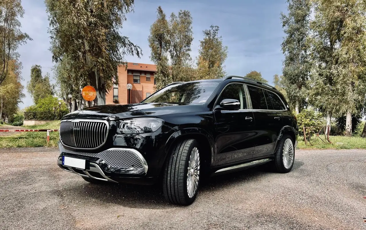 Mercedes Benz GLS Maybach 2022, extérieur — Lisbon Luxury Car Rental, Lisbonne. Le Mercedes-Benz GLS Maybach 2022 s'impose comme une berline-SUV de très haut rang, avec…