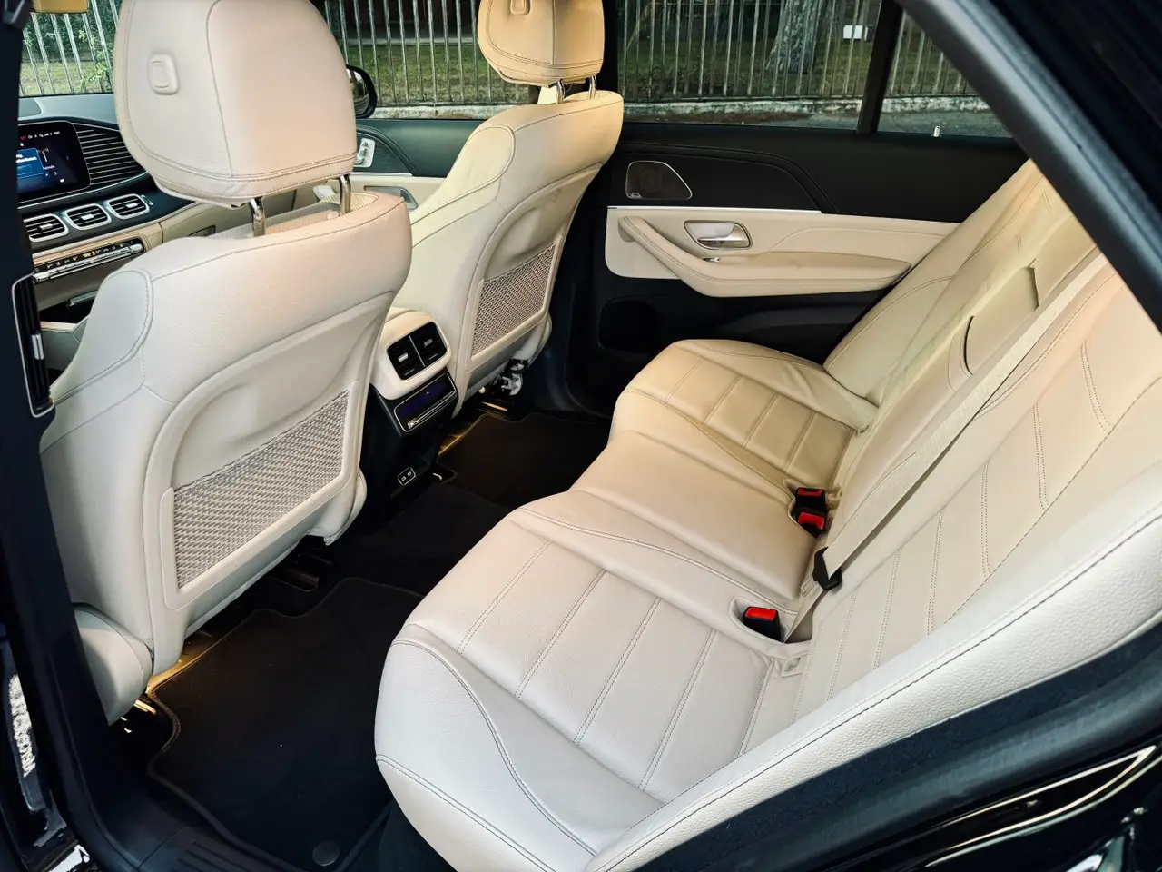Mercedes Benz GLS Maybach 2022, vue avant — Lisbon Luxury Car Rental, Lisbonne. Le Mercedes-Benz GLS Maybach 2022 s'impose comme une berline-SUV de très haut rang, avec…
