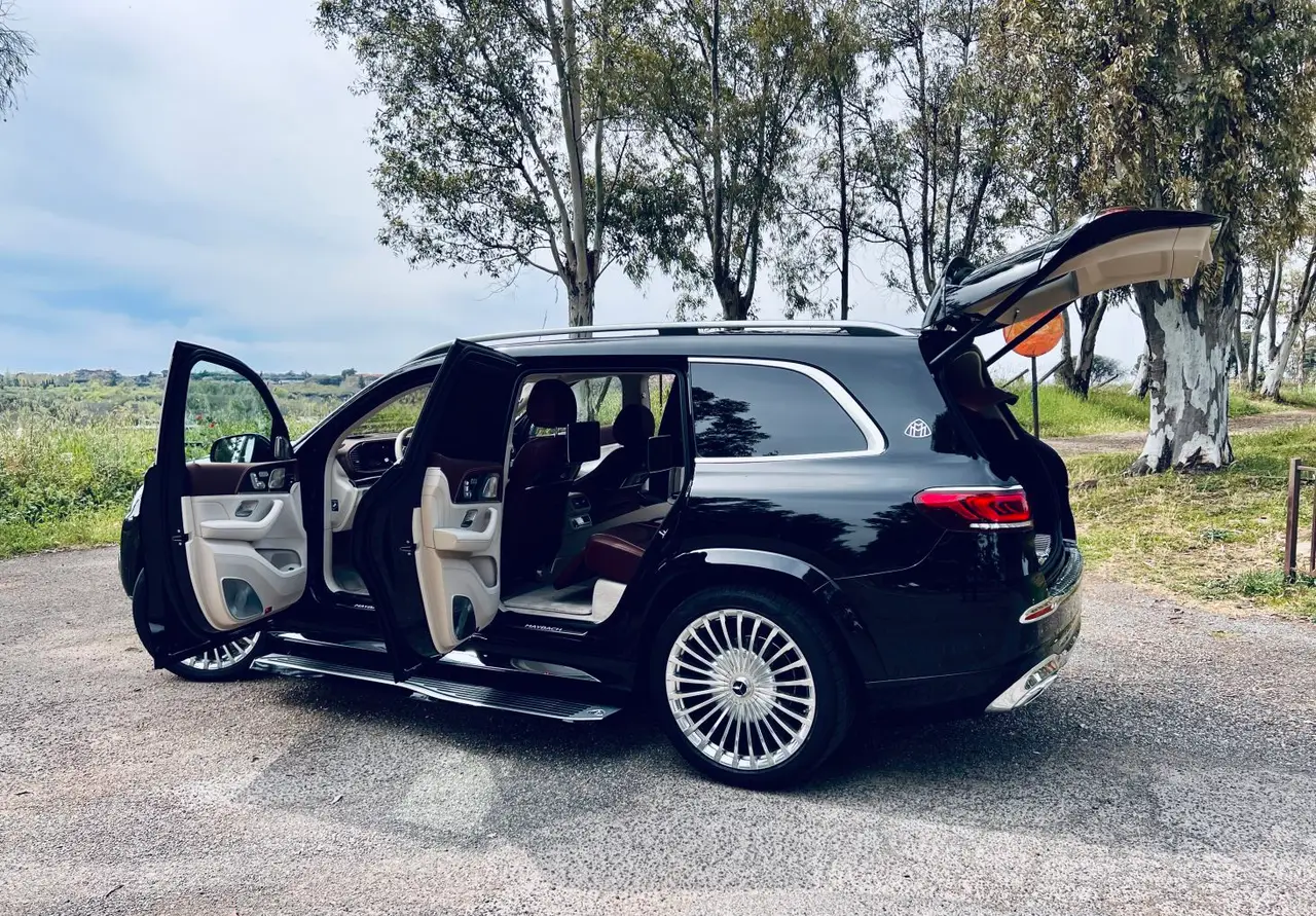 Mercedes Benz GLS Maybach 2022, vue arrière — Lisbon Luxury Car Rental, Lisbonne. Le Mercedes-Benz GLS Maybach 2022 s'impose comme une berline-SUV de très haut rang, avec…