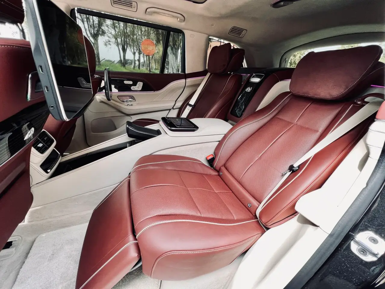 Mercedes Benz GLS Maybach 2022, intérieur — Lisbon Luxury Car Rental, Lisbonne. Le Mercedes-Benz GLS Maybach 2022 s'impose comme une berline-SUV de très haut rang, avec…