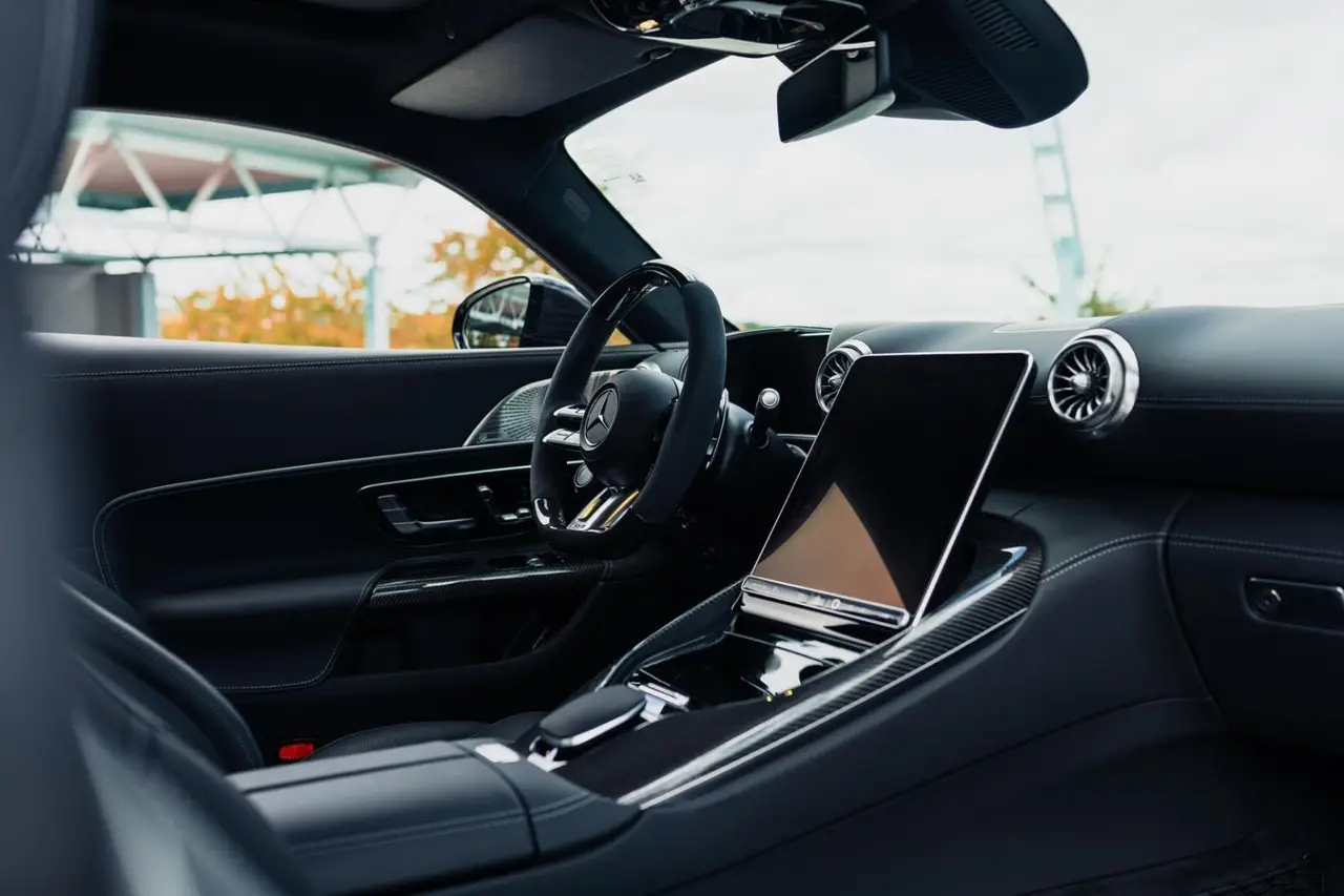 Mercedes Benz GT63 AMG Coupe 2024, vista trasera — Lisbon Luxury Car Rental, Lisboa. El Mercedes Benz GT63 AMG Coupé de 2024 es un gran turismo de dos plazas construido para…