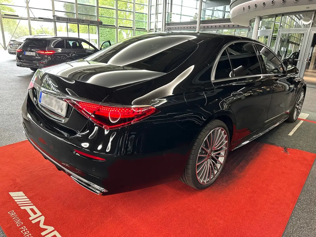 Mercedes Benz S-klasse S400 Long 4-Matic 2023, exterior — Lisbon Luxury Car Rental, Lisbon. The S400 Long 4-Matic is the long-wheelbase version of Mercedes-Benz's flagship sedan,…